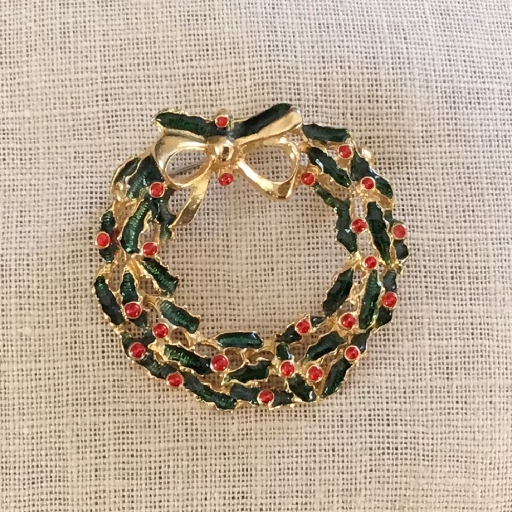 Vintage Enamel Holiday Pin Christmas Wreath Brooch Gold Tone Red & Green